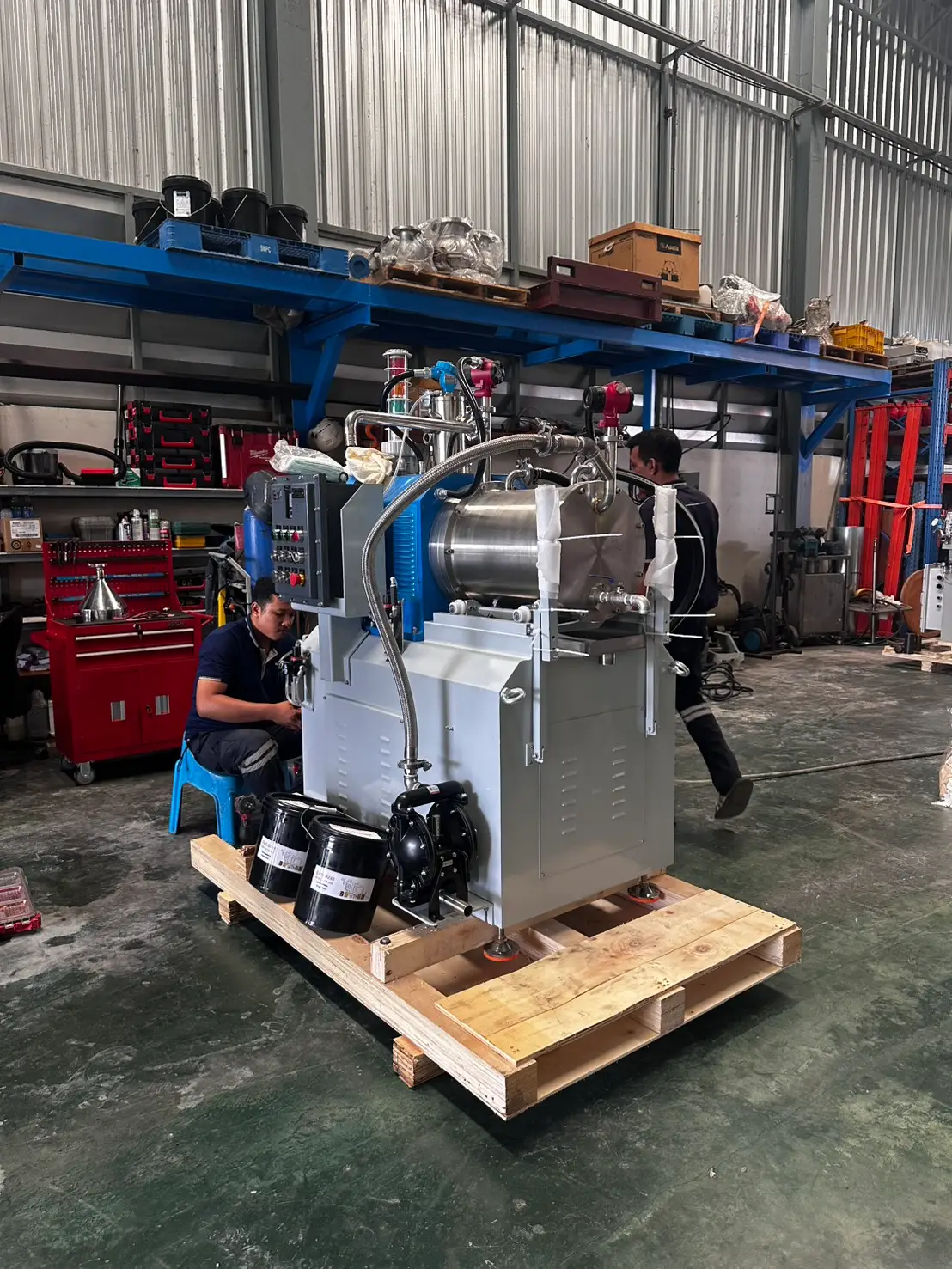 Industrial grinding and milling machine for paint and coating production